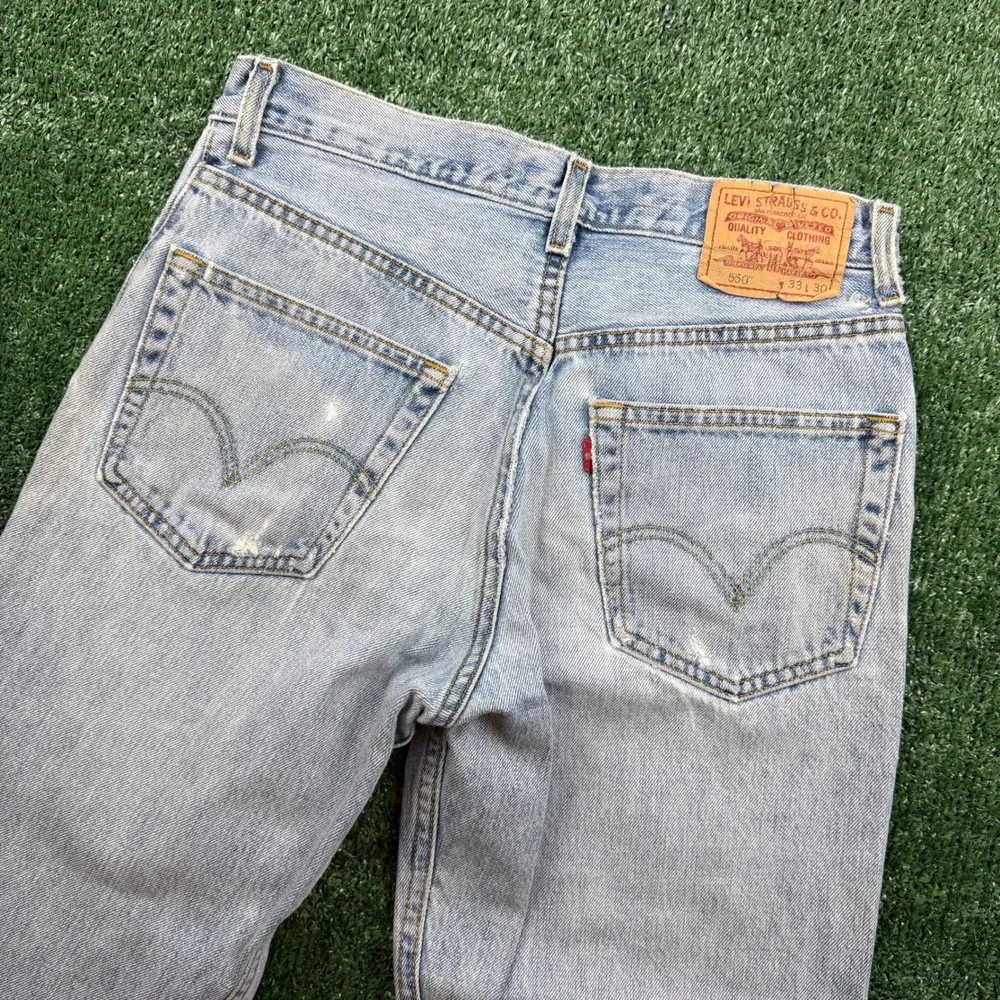 Vintage Distressed Levis 550 Relaxed Fit Light Wash Jeans Mens 33x30 Blue Denim